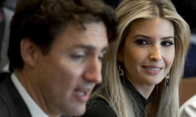 Tấm ảnh khoảnh khắc cô Ivanka Trump - con gái Tổng thống Mỹ Donald Trump - nhìn Thủ tướng Trudeau trong cuộc làm việc tại Washington - Ảnh: AFP