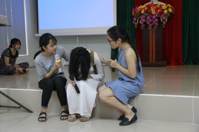 Học sinh Trường THPT Phan Châu Trinh đang biểu diễn một hoạt cảnh trong chương trình rèn luyện kỹ năng - nâng cao học tập - Ảnh: Đoàn Cường