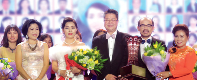Hinh 1: Ông Trần Văn Cần - Giám đốc Phát triển Kinh doanh Cấp cao Kênh MDRT (thứ 2 từ phải sang) nhận cúp danh dự