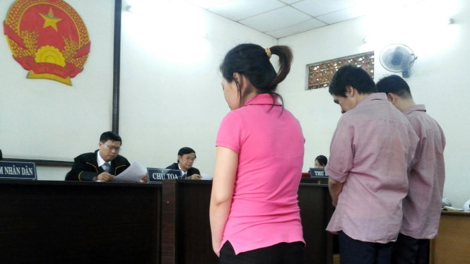 Bị cáo Lê Thế Roan, bị cáo Trần Huệ Sang và bị cáo Giang Kim Cường trong phiên xử sáng nay