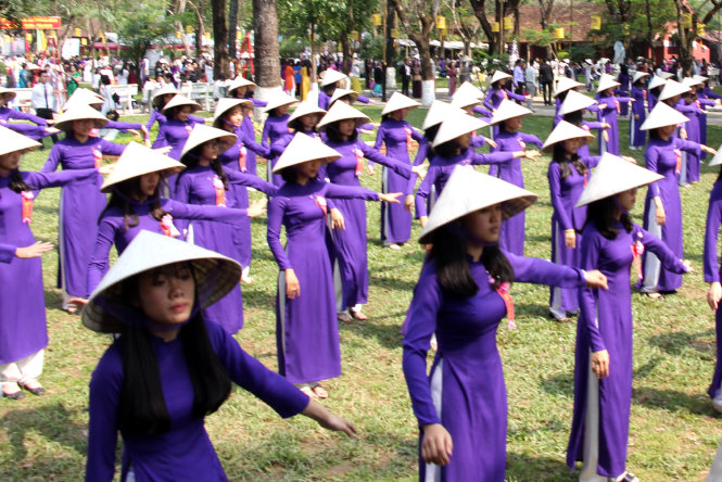 Màn đồng diễn của nữ sinh Hai Bà Trưng chào mừng “đàn chị” Đồng Khánh về thăm lại trường - Ảnh: Minh Tự