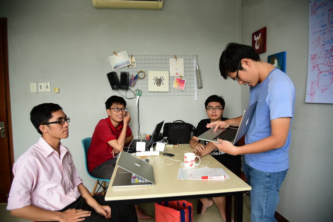 Các thành viên của nhóm Apidez miệt mài làm việc trong “văn phòng” khởi nghiệp của mình tại TP.HCM  - Ảnh: Hữu Thuận