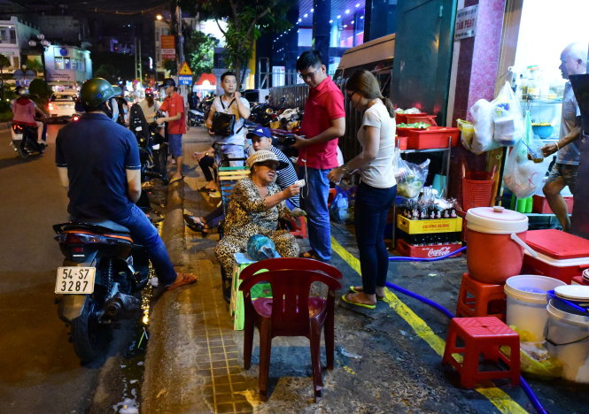 Một hộ kinh doanh trên đường Phan Xích Long, quận Phú Nhuận lấn chiếm vỉa hè để buôn bán tối 2-3 - Ảnh: Hữu Thuận