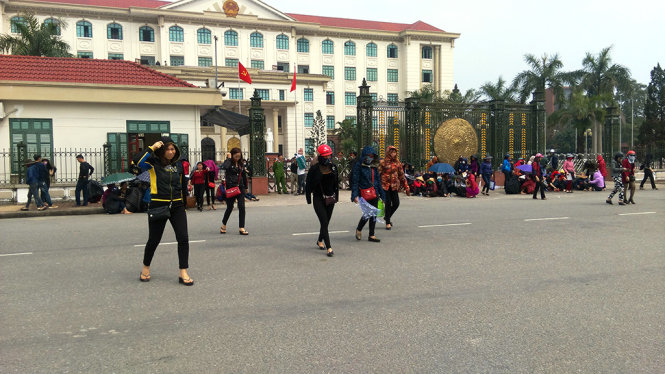 Hơn 300 tiểu thương chợ Hà Tĩnh kéo nhau đến trước UBND tỉnh Hà Tĩnh kiến nghị về hợp đồng kinh doanh ở chợ - Ảnh: VĂN ĐỊNH