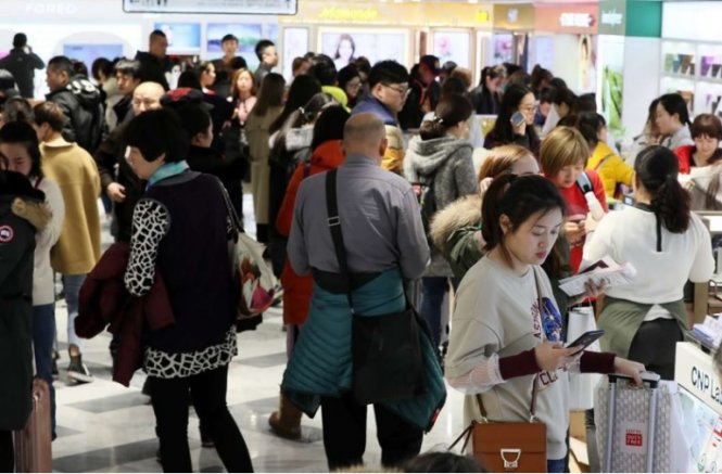 Du khách Trung Quốc kẹn đặc mua sắm trong cửa hàng Lotte Duty Free ở ngoại vi Seoul, Hàn Quốc - Ảnh: EPA