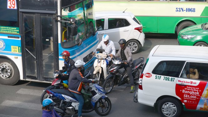 Giao thông hỗn loạn tại ngã tư đường Phạm Ngũ Lão và Nguyễn Thái Học, Q.1, TP.HCM - Ảnh: Quang Định