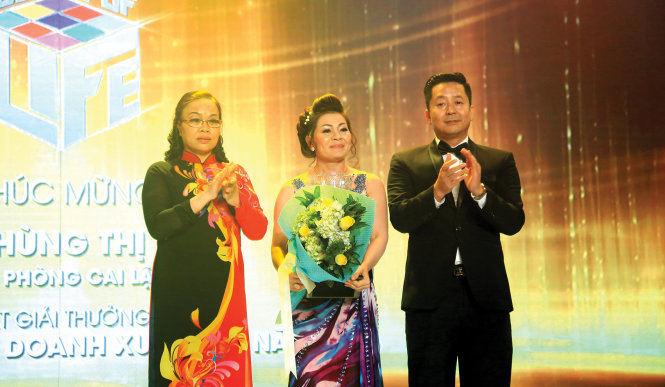 Hinh 3: Bà Phùng Thị Lan – VP Cai Lậy: Trưởng Nhóm Kinh doanh Xuất sắc năm 2016