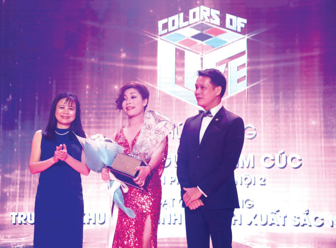 Hinh 6: Bà Nguyễn Kim Cúc - VP Hà Nội 2: Trưởng Khu vực Kinh doanh Xuất sắc năm 2016