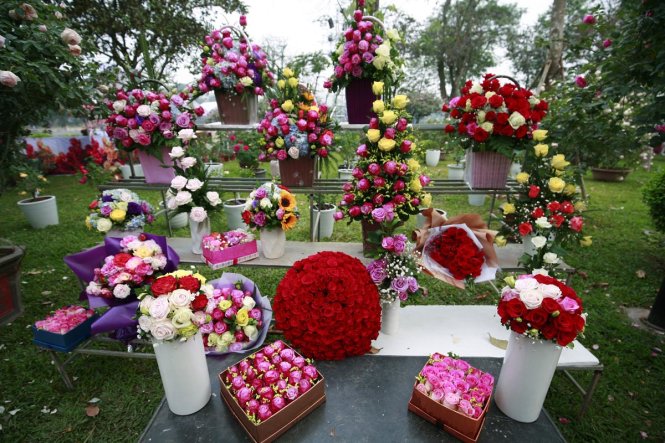 Các giỏ và bó hoa hồng được trang trí xinh xắn rực rỡ sắc màu - Ảnh: Nam Trần