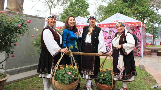 Người dân Việt Nam cùng chụp ảnh lưu niệm với người dân nước bạn Bulgaria - Ảnh: Hà Thanh