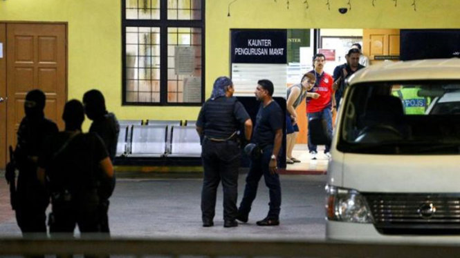 Cảnh sát Hoàng gia Malaysia tại nhà xác nơi trữ thi thể của người được cho là Kim Jong Nam tại Kuala Lumpur, Malaysia - Ảnh: Reuters