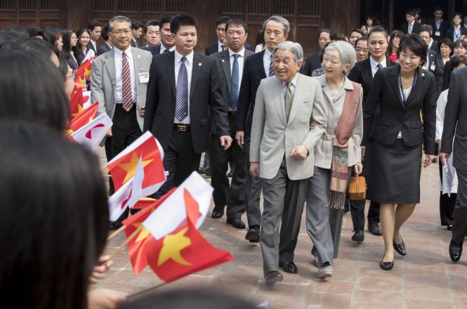 Nhà vua và hoàng hậu Nhật Bản tại Văn Miếu - Quốc Tử Giám, Hà Nội ngày 2-3 - Ảnh: Việt Dũng