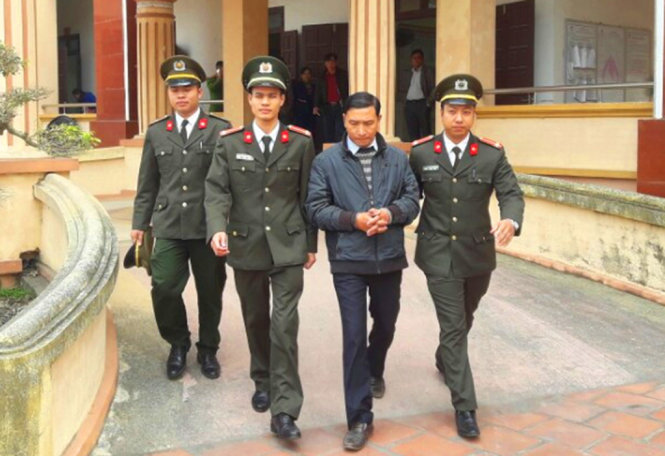 Ông Đinh Trọng Tấn (thứ 3 từ trái qua) vừa bị bắt giam về tội vụ khống - Ảnh do Công an tỉnh Thanh Hóa cung cấp