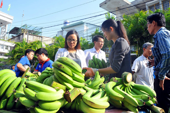 Người dân mua chuối ủng hộ chiến dịch “chuối tình nghĩa” do Hội Liên hiệp thanh niên Việt Nam tỉnh Đồng Nai tổ chức nhằm hỗ trợ người dân - Ảnh: A LỘC