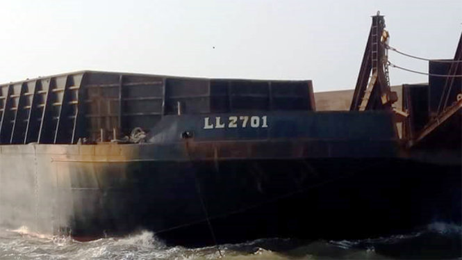 Sà lan số hiệu LL 2701  cùng 3 thuyền viên quốc tịch Indonesia được cứu về bờ - Ảnh: Vietnam MRCC