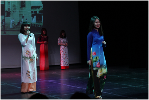 Các du học sinh biểu diễn trang phục áo dài truyền thống trong chương trình nghệ thuật “VietBath Night 2017” . Ảnh CTV