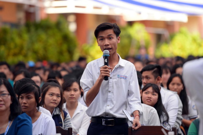 Em Nguyễn Trọng Nghĩa - Trường THPT  Phạm Thanh Trung đặt câu hỏi cho ban tư vấn tại buổi tư vấn tuyển sinh hướng nghiệp 2017 - Ảnh: Hữu Khoa