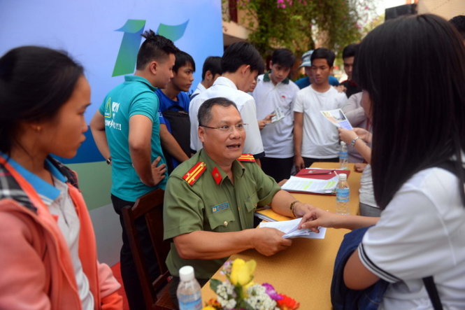 Trung tá Nguyễn Văn Kiên - Phó phòng tổ chức cán bộ Công an tỉnh Tiền Giang trả lời các câu hỏi của học sinh - Ảnh: Hữu Khoa