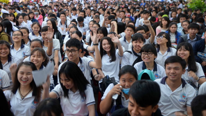 Các em học sinh Tiền Giang đến dự chương trình tư vấn sáng 4-3 - Ảnh: Hữu Khoa