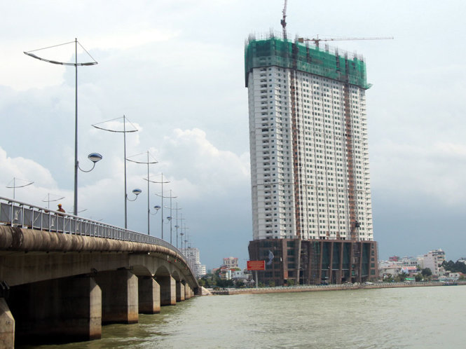 Công trình Mường Thanh Khánh Hòa hiện đã xây dựng được 43 tầng, trong khi đó giấy phép điều chỉnh chỉ cho phép xây dựng 40 tầng - Ảnh: TRUNG TÂN