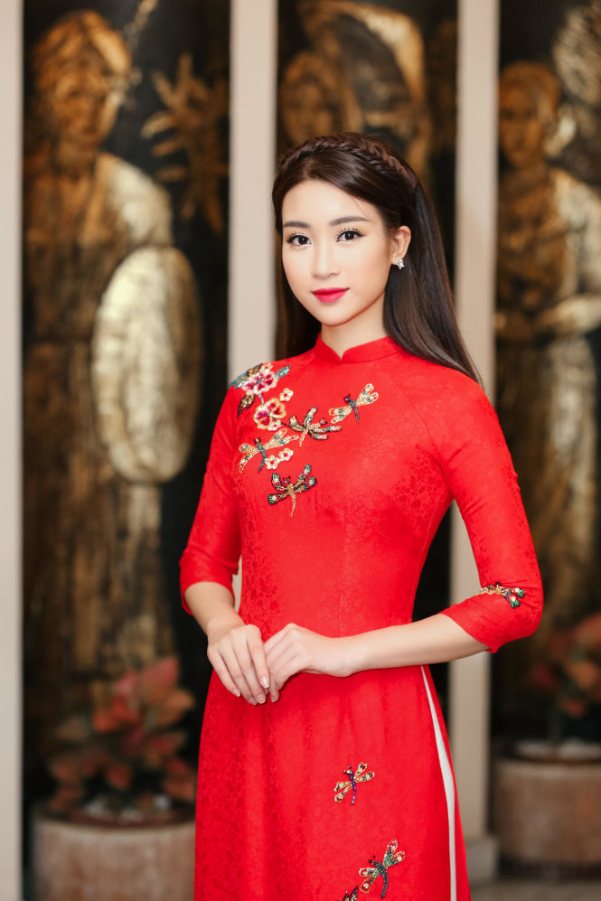 Hoa hậu Đỗ Mỹ Linh nổi bật trong chiếc áo dài đỏ trong cương vị đại sứ của Lễ hội Áo dài 2017 - Ảnh: Trịnh Kim Điền