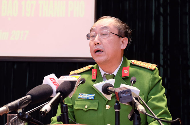 Đại tá Nguyễn Xuân Đình, trưởng phòng Cảnh sát trật tự, Công an thành phố Hà Nội nói, càng cơ quan to càng không chấp hành trật tự hè phố.