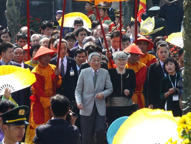 Nhà vua Nhật Bản Akihito và Hoàng hậu Michiko tham quan Đại nội Huế