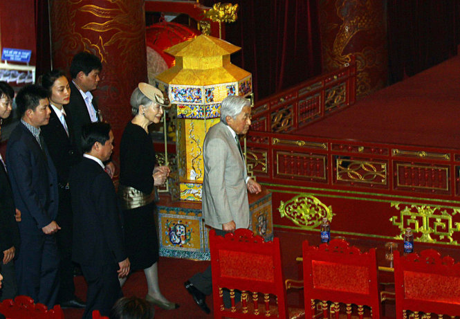 Nhà vua và hoàng hậu bắt đầu vào nhà haft Duyệt Thị Đường thưởng thức nhã nhạc cung đình Huế - Ảnh: TRỊ THIÊN