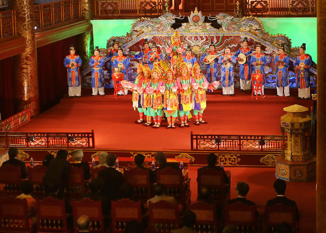 Tiết mục Lục cúng hoa đăng của Nhà hát Nghệ thuật truyền thống cung đình Huế biểu diễn phục vụ vua và hoàng hậu Nhật Bản - Ảnh: TRỊ THIÊN