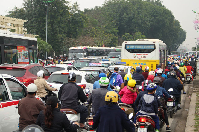 Nhiều phương tiện ra vào, rẽ ngang dọc trước cửa công viên Thống Nhất khiến giao thông bị ùn tắc cục bộ - Ảnh: CHÍ TUỆ