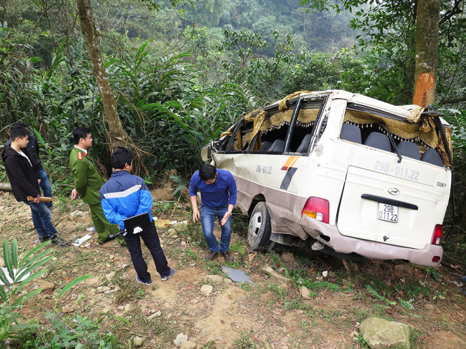 Cơ quan chức năng tỉnh Lào Cai khám nghiệm chiếc xe gặp nạn - Ảnh: HOÀNG BÁCH