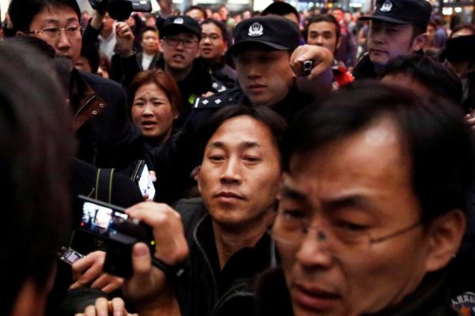 Công dân CHDCND Triều Tiên Ri Jong Chol (giữa) bị truyền thông vây quanh sau khi tới sân bay Bắc Kinh, Trung Quốc ngày 4-3-2017 - Ảnh: Reuters