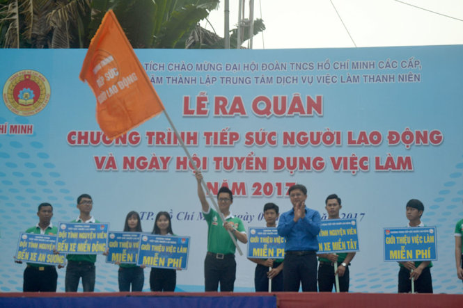 Anh Nguyễn Mạnh Cường, Bí thư Thành đoàn TP.HCM trao cờ lệnh chương trình - Ảnh: QUANG PHƯƠNG