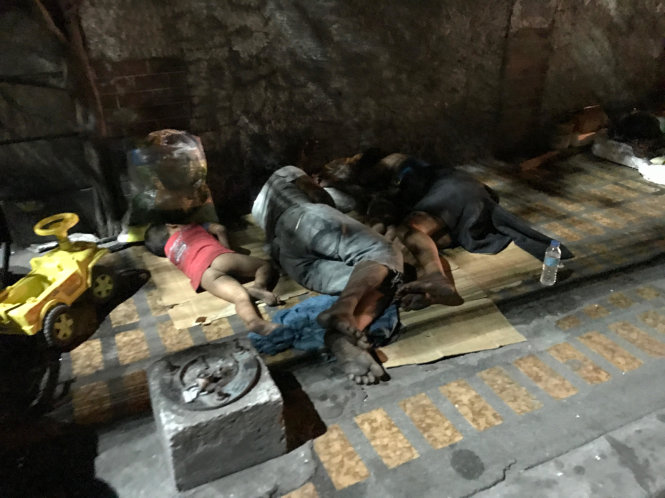 Những người vô gia cư ngủ mê mệt trên vỉa hè ở khu Barangay                                              - Ảnh: QUỲNH TRUNG
