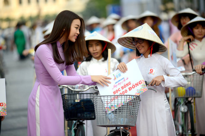 Hoa hậu Đỗ Mỹ Linh trao tặng học học bổng cho sinh viên vượt khó - Ảnh: QUANG ĐỊNH