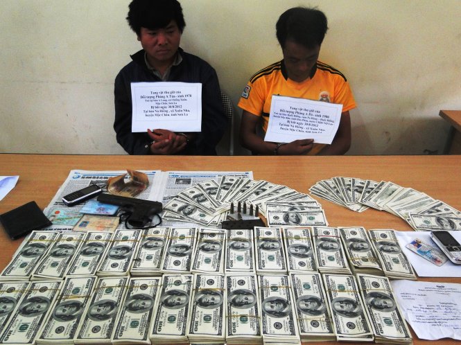Biên phòng Sơn La bắt 270.000 USD của hai đối tượng buôn ma túy Phàng A Tủa, Phàng A Phó tại bản Nà Hiềng (xã Xuân Nha, huyện Mộc Châu) - Ảnh: BP cung cấp
