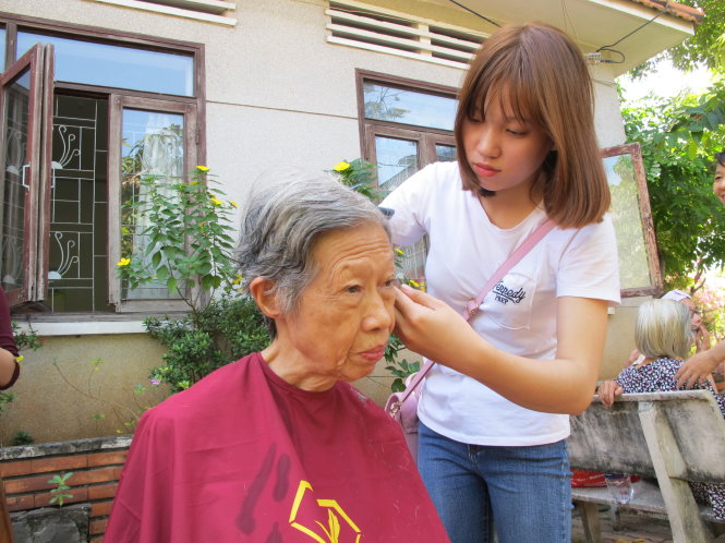 Tay kéo Trịnh Thị Trúc Linh cắt tóc cho các cụ - Ảnh: K.ANH
