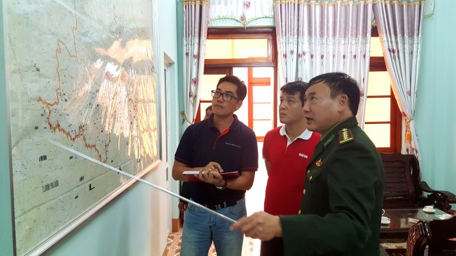 Đại tá Trần Hùng trao đổi với hai PV Tuổi Trẻ về tình hình ma túy vùng biên giới Sơn La - Ảnh: NGỌC QUANG