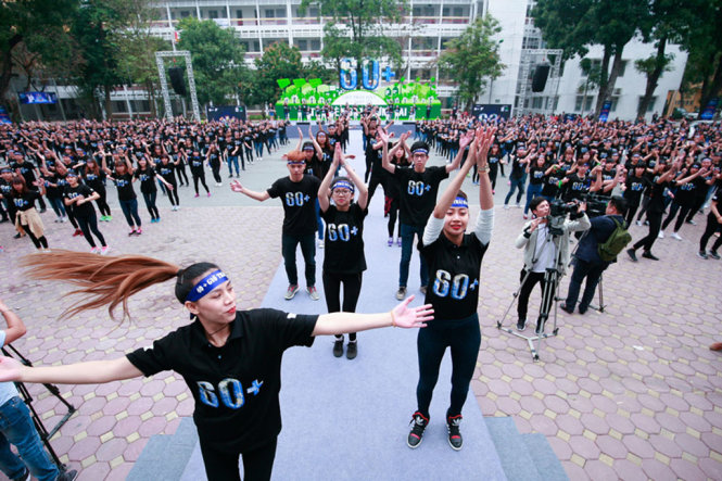 Sôi động nhất trong chương trình là màn nhảy flashmod của hàng trăm bạn trẻ  - Ảnh: NAM TRẦN