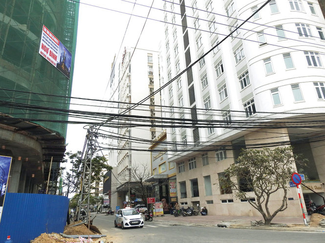 Đường Hà Bổng trước đây là khu dân cư nay biến thành phố khách sạn, khiến hạ tầng bị quá tải nghiêm trọng - Ảnh: V.HÙNG