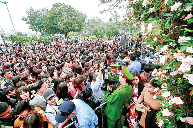 Hàng ngàn người chen chúc nhau để được vào chiêm ngưỡng lễ hội hoa hồng tại công viên Thống Nhất, Hà Nội sáng 4-3 - Ảnh: NAM TRẦN