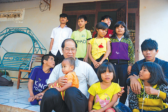 Ông Đinh Minh Nhật và những đứa con nuôi được nhặt khắp nơi - Ảnh: T.B.D.