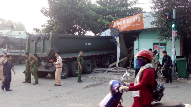 Hiện trường vụ tai nạn xe ben mất lai lao vào nhà tông chết người đàn ông lúc rạng sáng - Ảnh: ĐÌNH TRỌNG