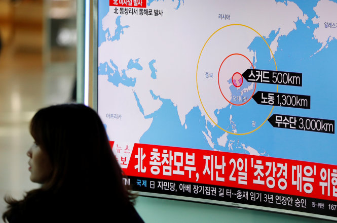 Thông tin vụ phóng tên lửa của Triều Tiên trên truyền hình Hàn Quốc ngày 6-3 - Ảnh: Reuters