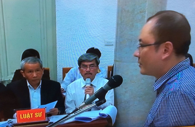 Bị cáo Nguyễn Văn Hoàn trả lời câu hỏi của luật sư  - Ảnh: THÂN HOÀNG