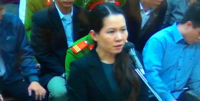 Bị cáo Nguyễn Minh Thu trả lời thẩm vấn tại toà - Ảnh: Thân Hoàng