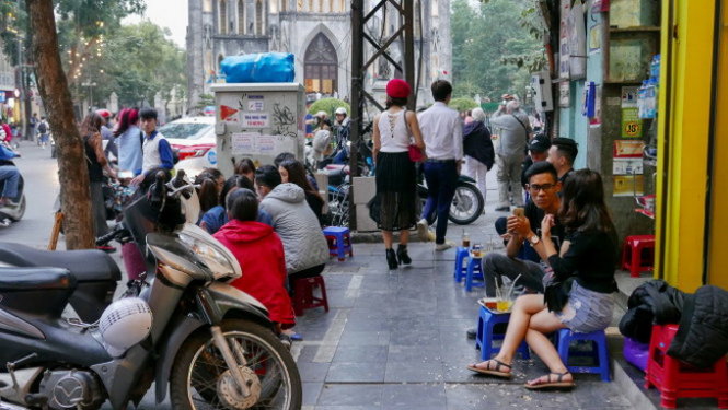 Vỉa hè nhiều tuyến phố tại Hà Nội bị lấn chiếm bán hàng và để xe máy - Ảnh: V.DŨNG