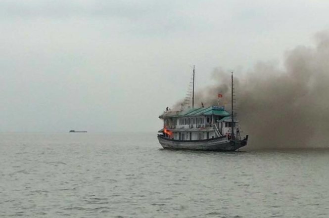 Một vụ cháy tàu trên vịnh Hạ Long năm 2015