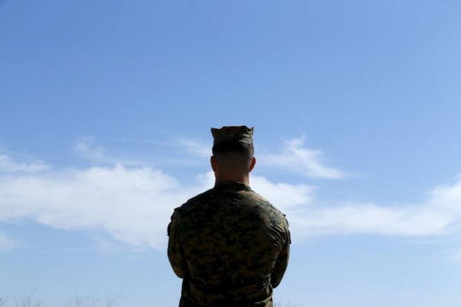 Một người lính Thủy quân Lục chiến Mỹ đứng gác ở căn cứ Parris Island ở South Carolina - Ảnh: Reuters