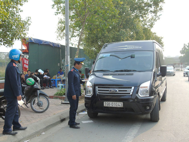 Thanh tra Sở GTVT Hà Nội xử lý xe hợp đồng dừng đỗ sai quy định - Ảnh:  HẢI ĐÔ